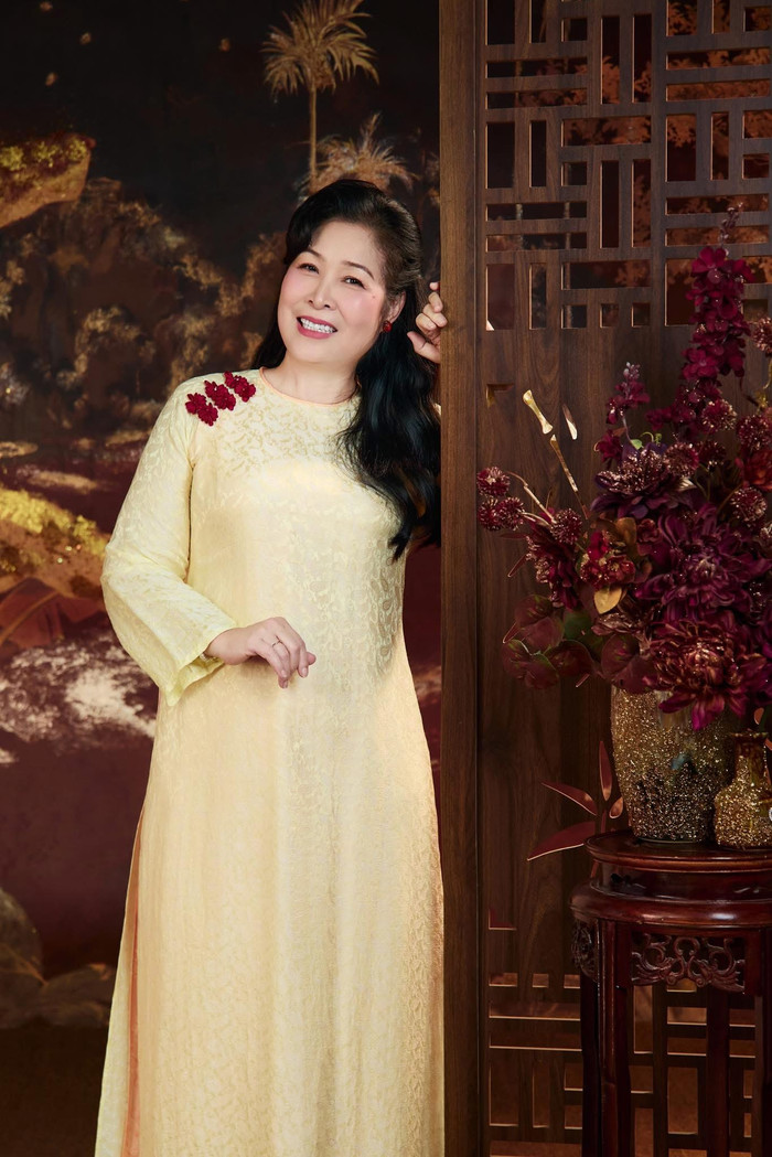 Sau nhiều bộ phim doanh thu khiêm tốn, NSND Hồng Vân kỳ vọng Lên Hương sẽ tạo bước ngoặt mới. Ảnh: FBNV