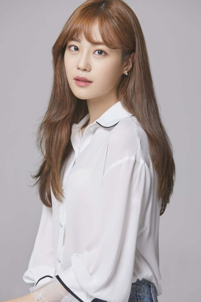 Theo Heo Young Ji, đối tượng này không chỉ theo dõi cô mà còn tìm đến quán cà phê do gia đình cô kinh doanh.