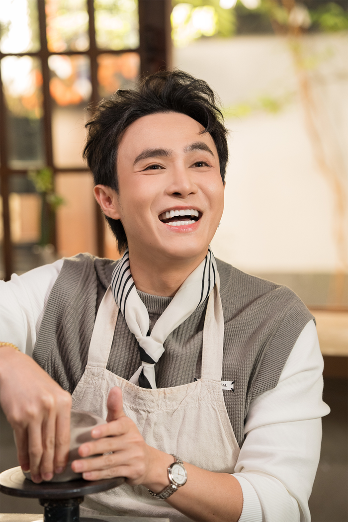 Với Huỳnh Lập, tình yêu nước không chỉ dừng lại ở cảm xúc nhất thời, mà còn được nuôi dưỡng bằng sự thấu hiểu về lịch sử, văn hóa và ý thức gìn giữ những giá trị ấy cho các thế hệ sau.
