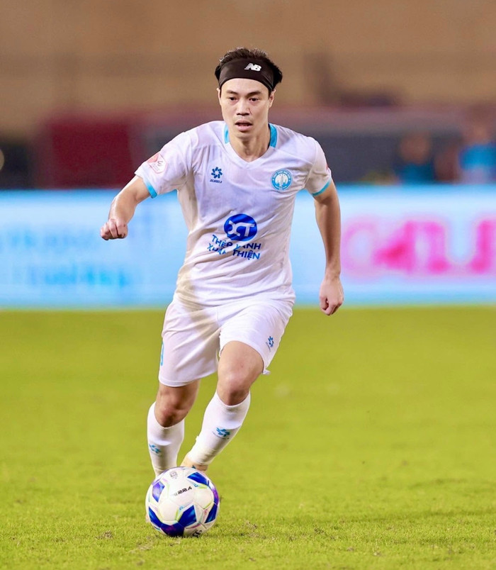 Tuyển Việt Nam đã lên đường sang Thái Lan để chuẩn bị cho trận ra quân tại AFF Cup 2026. Trong danh sách của HLV Kim Sang Sik, cái tên khiến nhiều người tiếc nuối nhất chính là Nguyễn Văn Toàn. Ảnh: CLB Nam Định