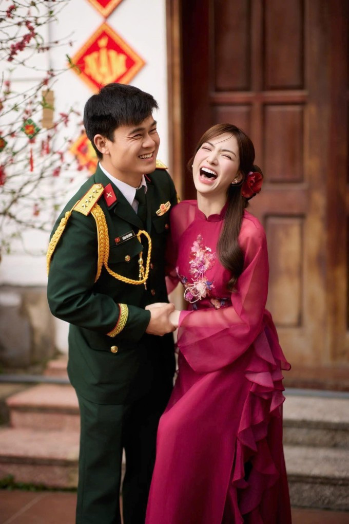 Ca sĩ Hòa Minzy và chồng sắp cưới - Đại úy Văn Cương.