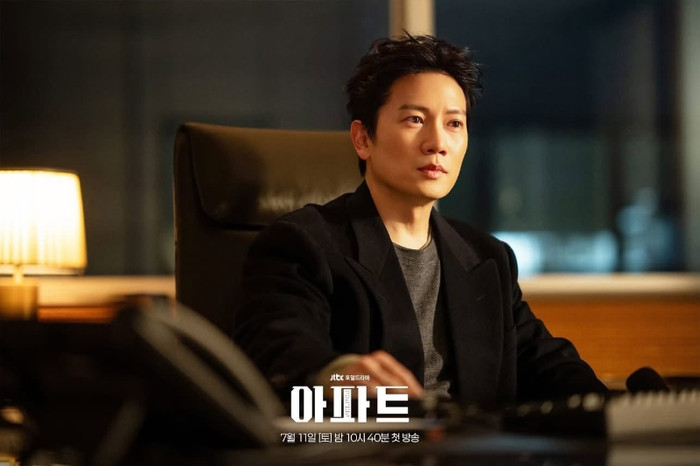 Được phát sóng trên JTBC và đồng thời có mặt trên Netflix từ tháng 7/2026, Phi Vụ Chung Cư gồm 12 tập với sự tham gia của Ji Sung, Ha Yoon Kyung và Moon So Ri. Phim theo chân Park Hae Gang, một cựu trùm băng đảng đang rơi vào cảnh túng quẫn, bắt tay với nữ tư vấn pháp lý Kang Ha Ri để giả làm vợ chồng nhằm thực hiện kế hoạch chiếm đoạt quỹ dự phòng của một khu chung cư cao cấp. Tuy nhiên, trong quá trình thực hiện phi vụ, cả hai vô tình phát hiện mạng lưới tham nhũng có tổ chức của giới thượng lưu. Từ một kẻ chỉ nghĩ đến lợi ích cá nhân, Hae Gang dần trở thành người đứng ra bảo vệ cư dân, tạo nên hành trình chuyển biến tâm lý đáng chú ý của nhân vật.
