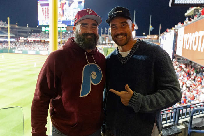 Jason Kelce (trái) và Travis Kelce - chồng Taylor Swift.