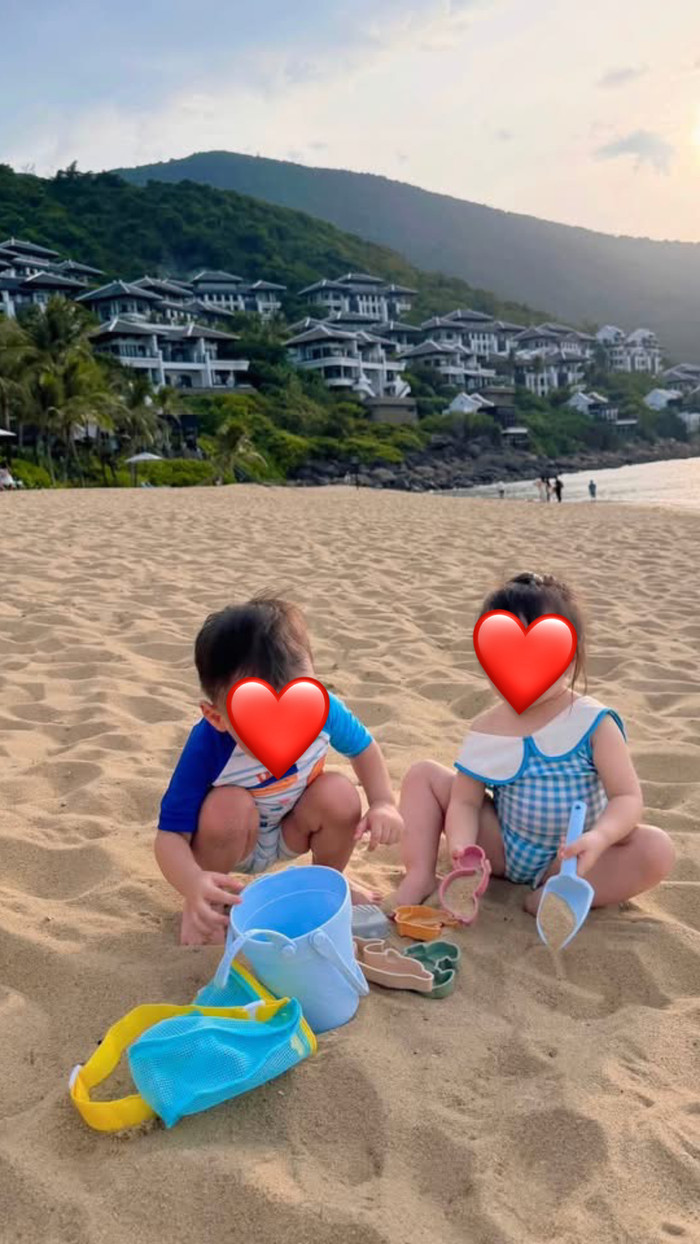 Phương Oanh chia sẻ những khoảnh khắc hai con Jimmy và Jenny vui đùa trên bãi biển. (Ảnh: FBNV)