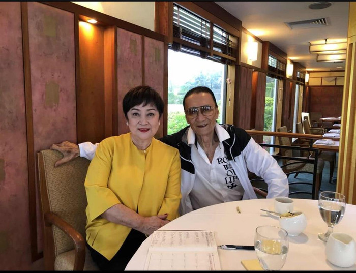 Tạ Hiền và người vợ đầu tiên trong một lần hội ngộ sau nhiều năm không gặp. (Ảnh từ China Times)