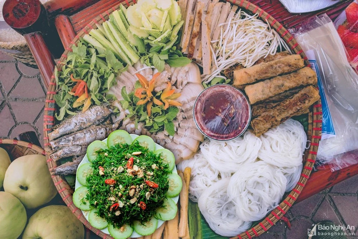 Bữa cơm xứ Nghệ với nhiều loại rau. Ảnh: báo Nghệ An