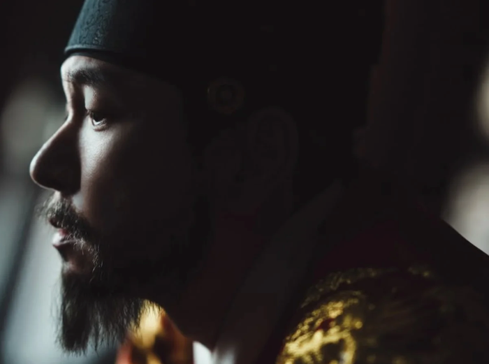 Sự tái xuất của Cho Seung Woo cũng là điểm nhấn lớn của bộ phim. Nam diễn viên nổi tiếng qua các tác phẩm như Stranger, Sisyphus: The Myth và Divorce Attorney Shin vào vai vua Lee Hyun, người nắm giữ vận mệnh của cả triều đại.