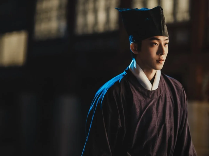 Sau khi xuất ngũ vào năm 2024, The East Palace đánh dấu bộ phim truyền hình đầu tiên của Nam Joo Hyuk. Lần này, anh rũ bỏ hình ảnh chàng trai ấm áp trong Twenty-Five Twenty-One hay thanh niên đầy nhiệt huyết ở Start-Up để hóa thân thành Gu Cheon, một pháp sư trừ tà bí ẩn, có khả năng đi lại giữa hai thế giới âm và dương.