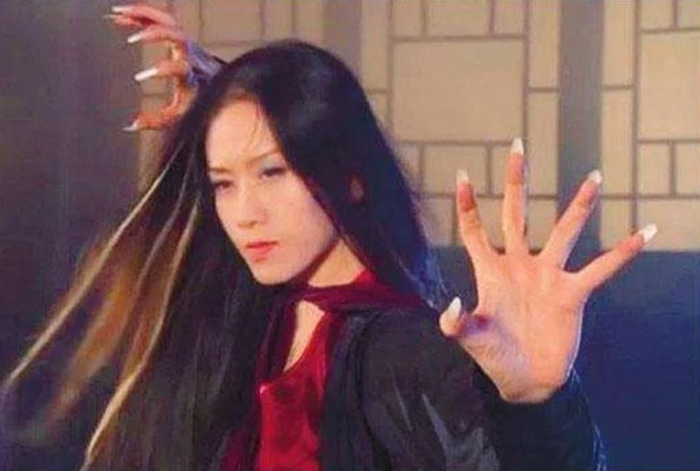 Trần Huyền Phong và Mai Siêu Phong luyện sai Cửu Âm Chân Kinh, biến tuyệt học chính thống thành Cửu Âm Bạch Cốt Trảo đầy tà khí. Ảnh: Sohu.