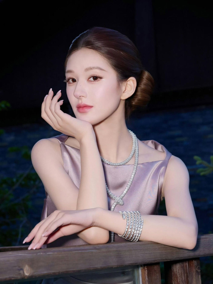 Nữ diễn viên mong muốn các vai diễn mới có thể phản ánh đời sống và mang đến những thông điệp tích cực cho khán giả. Ảnh: Weibo.
