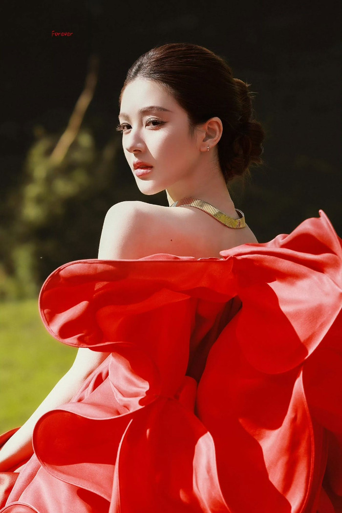 Sau thành công của nhiều phim thần tượng, Triệu Lộ Tư đang hướng tới hình ảnh một diễn viên với những vai diễn trưởng thành và nhiều chiều sâu hơn. Ảnh: Weibo.