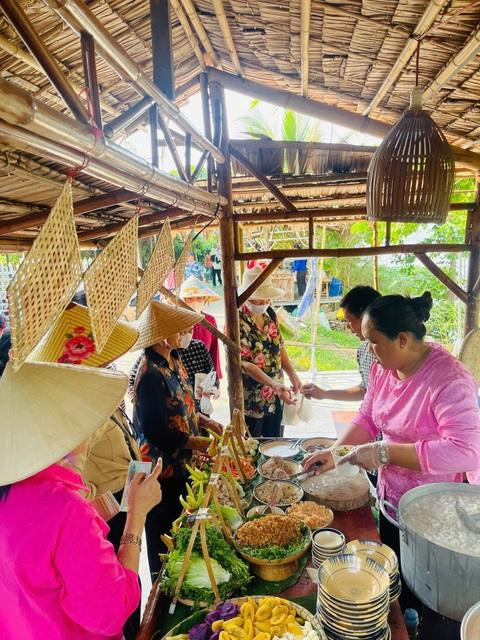 Đến Đồng Tháp, du khách đừng quên thưởng thức món ngon đậm vị 'đất sen hồng'. Ảnh: báo Dân Trí