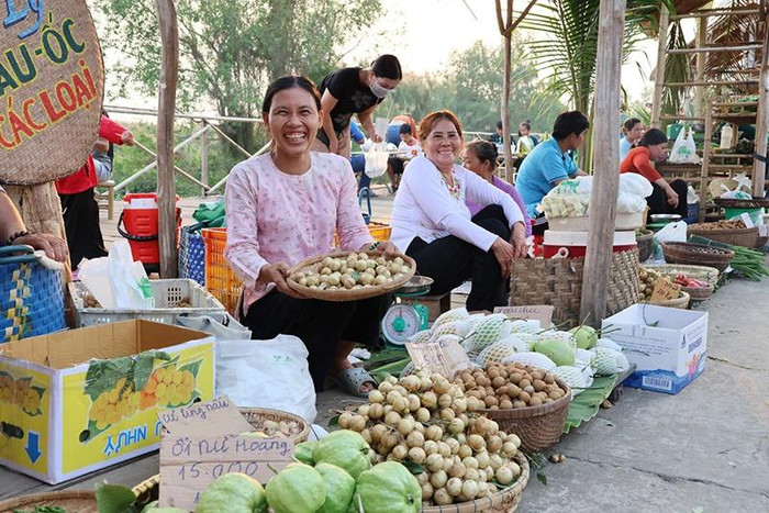 Nụ cười hồn hậu của tiểu thương ở khu chợ quê. Ảnh: báo Đồng Tháp.