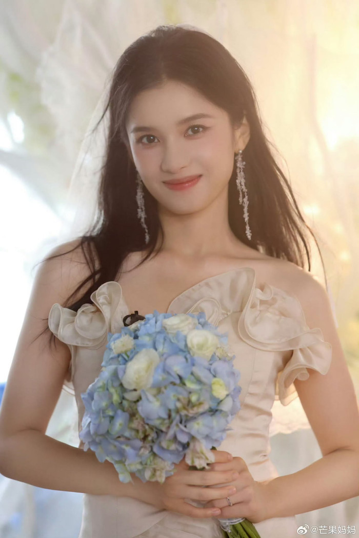 Trương Tịnh Nghi rạng rỡ với bó hoa cưới trong hậu trường Chó Hoang Và Xương. Ảnh: Weibo đoàn phim