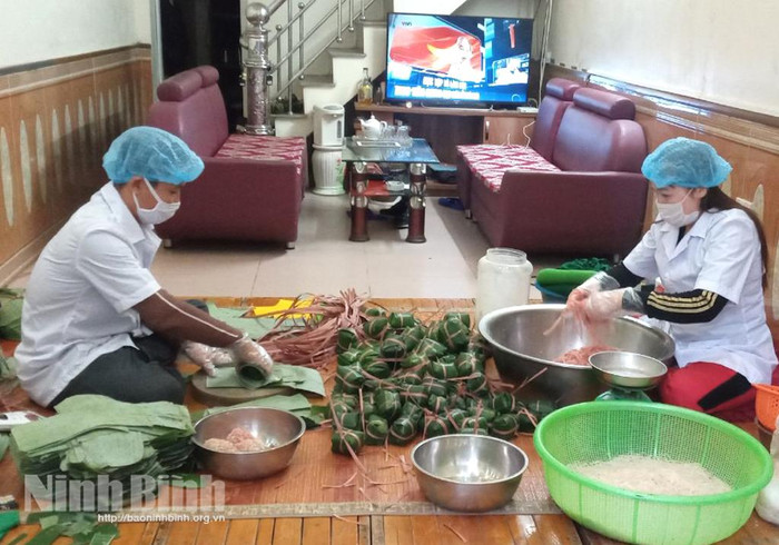 Người dân làm nem chua. Ảnh: báo Ninh Bình