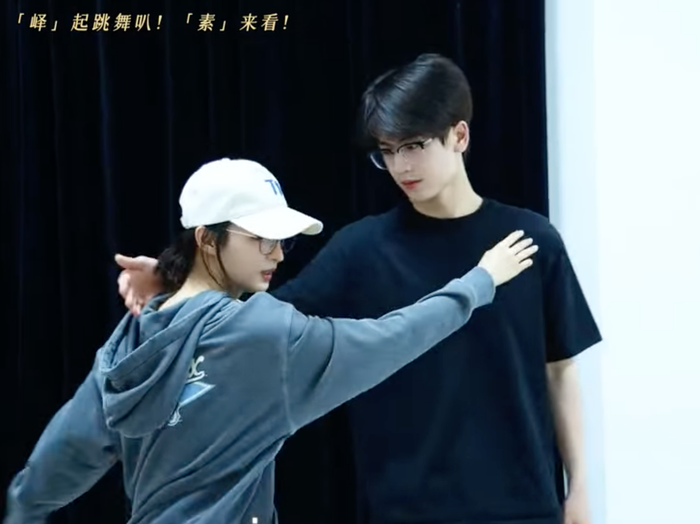 Trương Lăng Hách và Vương Sở Nhiên trong buổi tập tango cho bộ phim Giây Phút Ấy Vượt Giới Hạn. Ảnh: Weibo