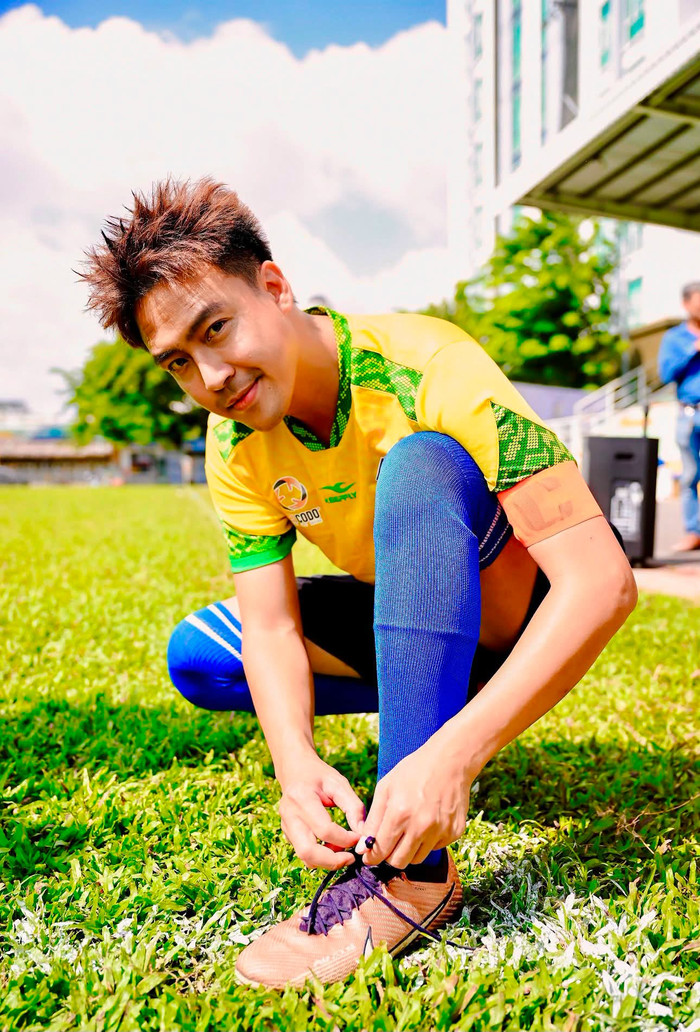 Diễn viên Thanh Duy yêu thích bóng đá.&nbsp;