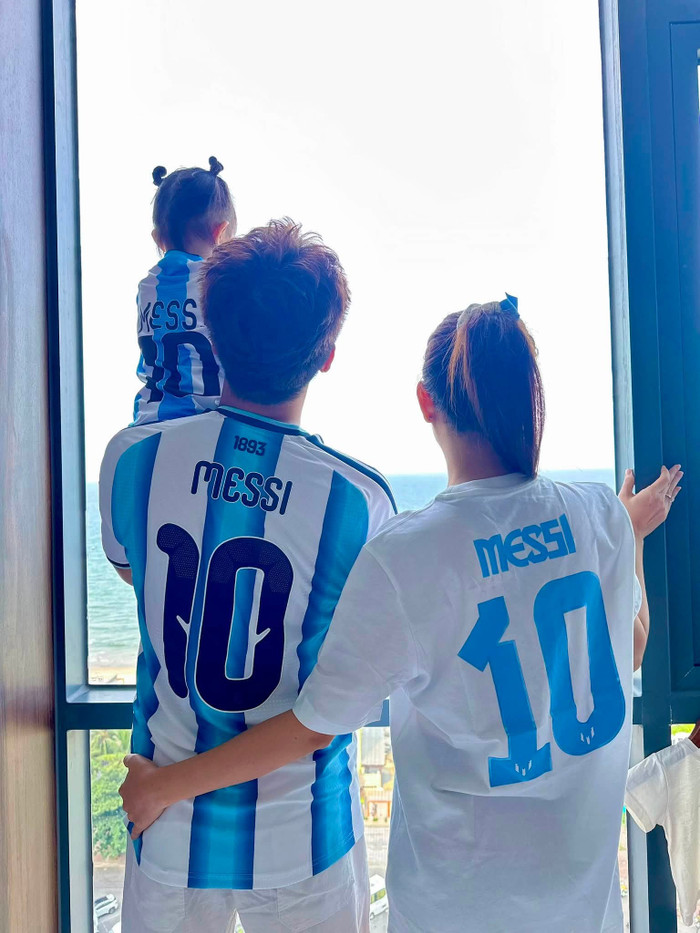 Gia đình Kha Ly và Thanh Duy cùng mặc áo in dòng chữ Messi.