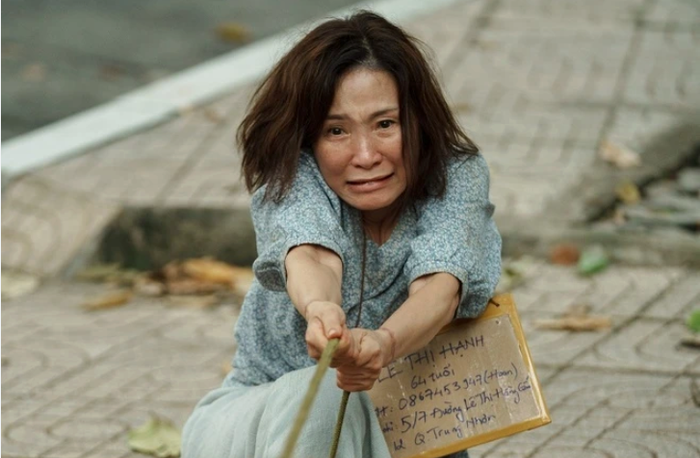 Hồng Đào trong Mang Mẹ Đi Bỏ, vai diễn giúp chị chiến thắng ở hạng mục nữ chính.
