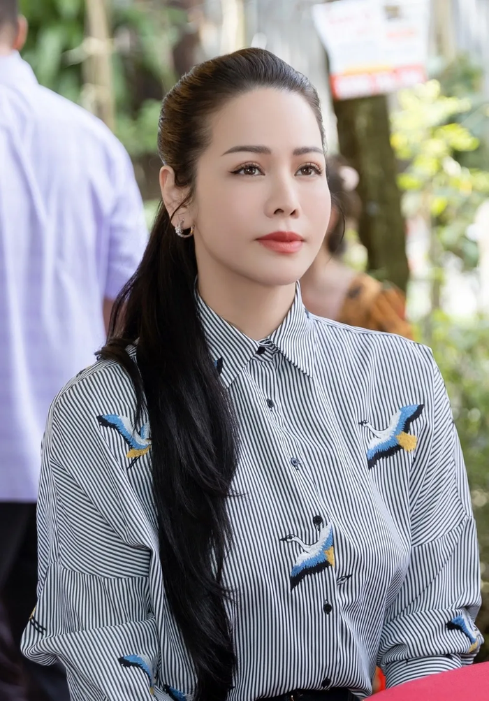 Nhật Kim Anh phủ sóng mạng xã hội những ngày qua khi câu slogan quảng cáo thương hiệu cà phê của cô trở thành trend.