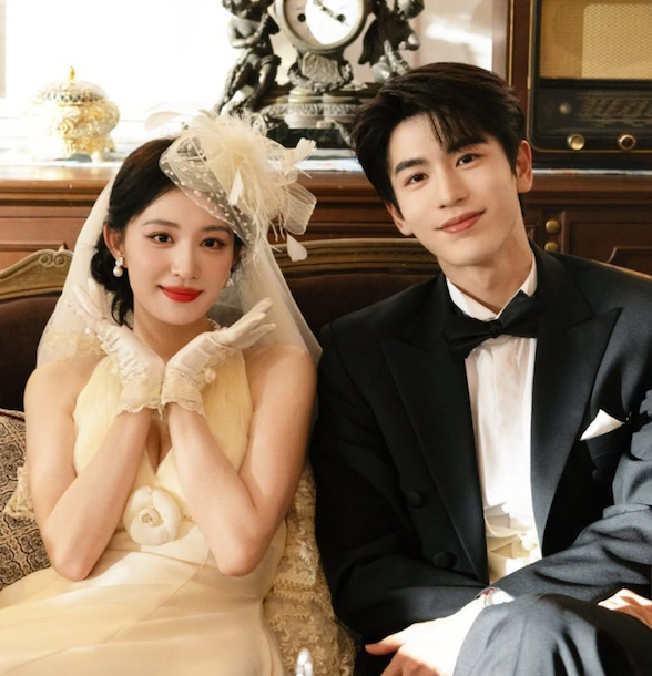 Trong bộ ảnh, Trương Lăng Hách diện tuxedo đen lịch lãm, còn Vương Sở Nhiên xuất hiện với váy cưới mang phong cách vintage.