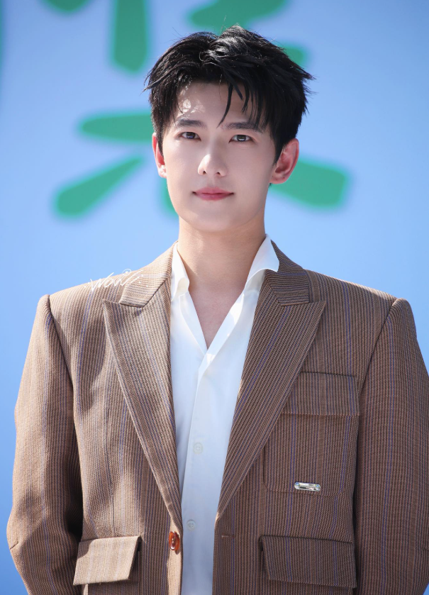 Dương Dương được xem là một trong những mỹ nam có gương mặt hoàn hảo nhất Cbiz.