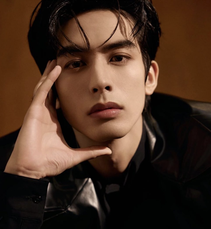 Tống Uy Long gây thương nhớ với visual chuẩn người mẫu.