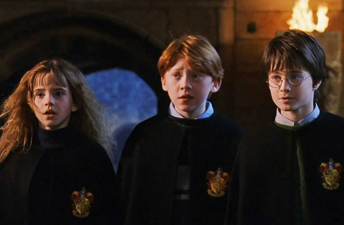 Emma Watson trong vai Hermione Granger, Rupert Grint trong vai Ron Weasley và Daniel Radcliffe trong vai Harry Potter trong phim Harry Potter và Hòn đá Phù thủy. Ảnh: Peacock