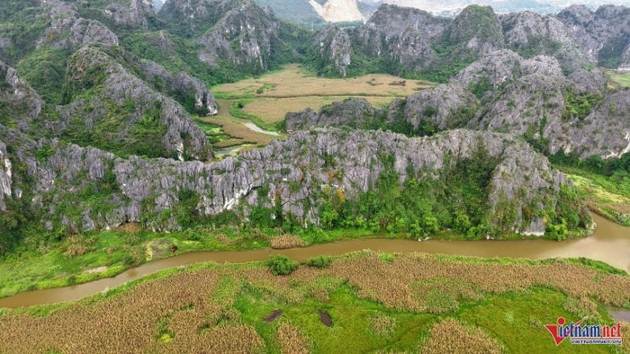 Những dãy núi đá vôi sừng sững ở Ninh Bình. Ảnh: VietNamNet
