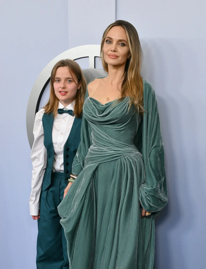 Angelina Jolie và con gái Vivienne.