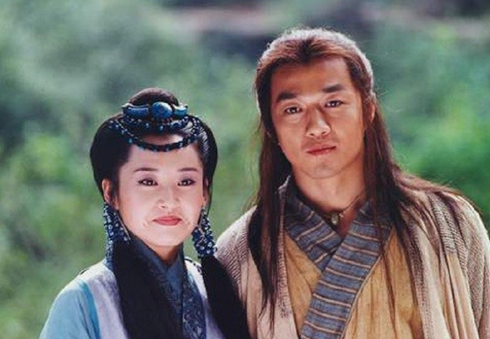 Lệnh Hồ Xung nổi tiếng với Độc Cô Cửu Kiếm cùng nhiều tuyệt học như Hấp Tinh Đại Pháp và Dịch Cân Kinh, trong khi Nhậm Doanh Doanh có nền tảng võ công vững vàng và khả năng ứng biến linh hoạt. Dù là cặp đôi được yêu thích trong Tiếu Ngạo Giang Hồ, sự chênh lệch về thực lực giữa hai người khiến sức mạnh tổng hợp chưa thể sánh với các cặp đôi đứng trên, vì vậy họ được xếp ở vị trí thứ năm.