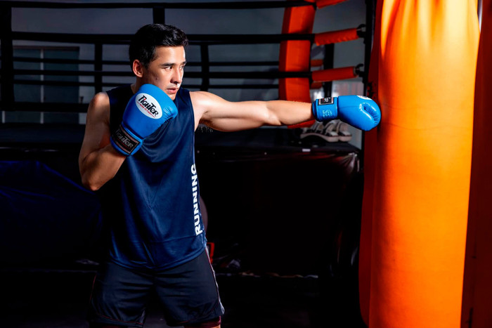 Lương Thế Thành gây chú ý với bắp tay săn chắc khi tập boxing. (Nguồn: FBNV)
