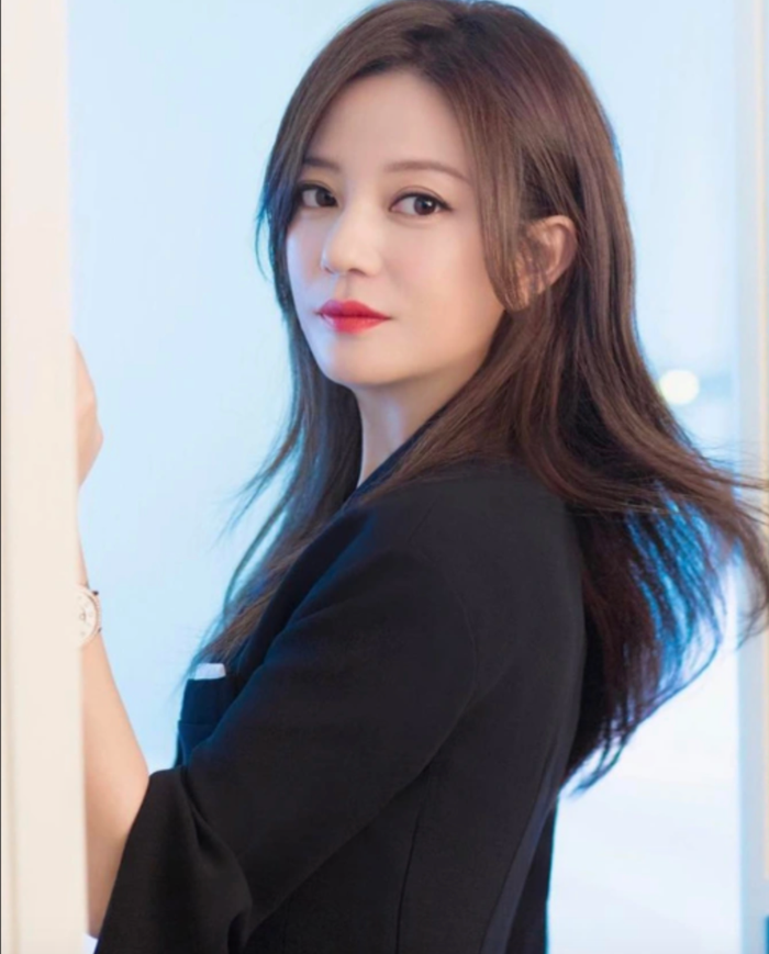 Triệu Vy từng là cái tên phủ sóng màn ảnh Hoa ngữ với hàng loạt tác phẩm ăn khách. Sau nhiều biến động, cuộc sống hiện tại của nữ diễn viên vẫn nhận được sự quan tâm từ công chúng.