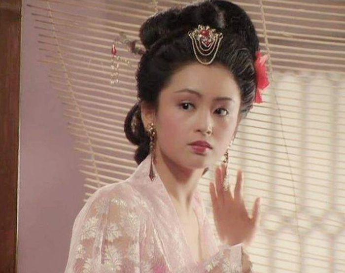 Trần Hồng được đông đảo khán giả xem là Điêu Thuyền đẹp nhất màn ảnh Hoa ngữ nhờ nhan sắc cổ điển và khí chất đài các.