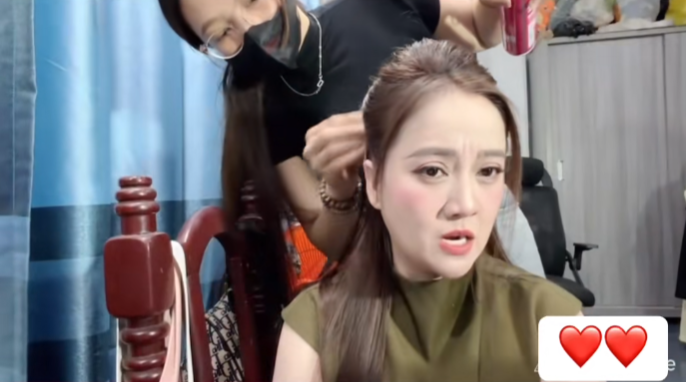 Hồng Loan đáp trả những ý kiến tiêu cực về sự cố ca hát trên sóng livestream.