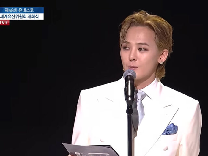 Trước đó, ngày 19/7, G-Dragon tham dự lễ khai mạc với vai trò Đại sứ quảng bá của Ủy ban Di sản Thế giới UNESCO.