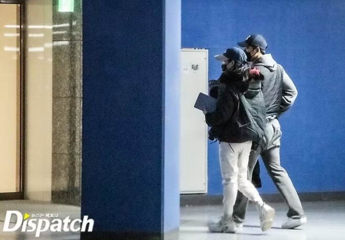 Hình ảnh cả hai đi bên nhau được Dispatch ghi lại.