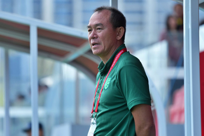 HLV Thawatchai Damrong-Ongtrakul khẳng định U23 Thái Lan sẽ đối mặt thử thách rất lớn tại ASIAD 2026 khi nằm cùng bảng với chủ nhà Nhật Bản. Ảnh: FAT