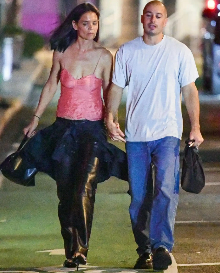 Katie Holmes vừa có buổi hẹn hò giản dị cùng bạn trai mới Jason Bard Yarmosky tại thành phố New York. Ảnh: TheImageDirect