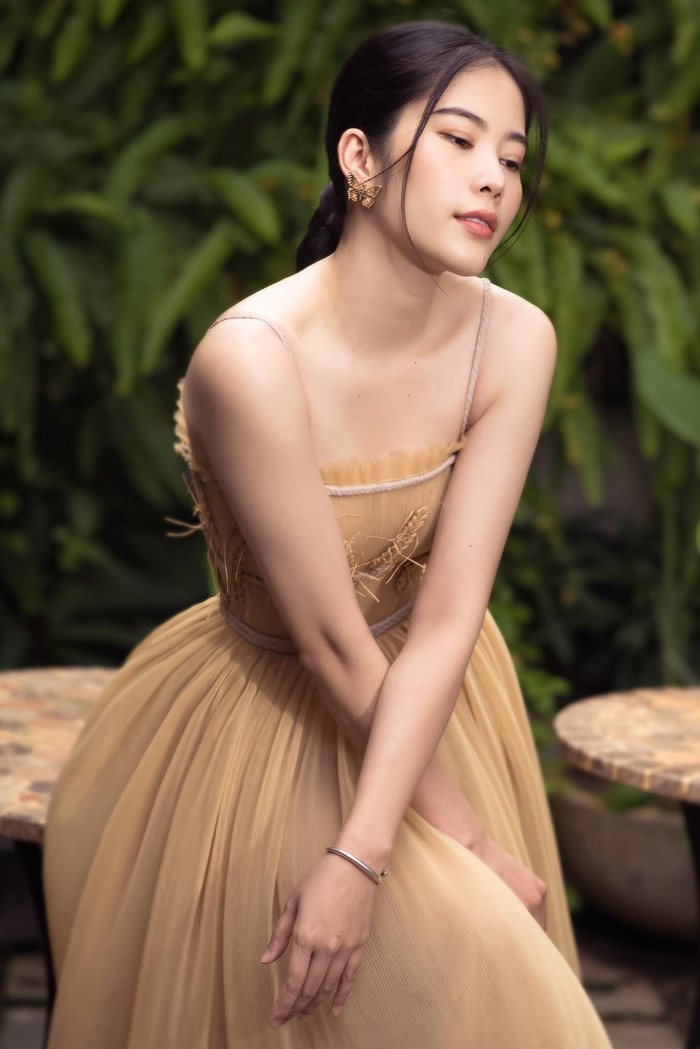 Nam Em trở lại showbiz sau danh hiệu Á khôi tại cuộc thi Miss Cosmo.