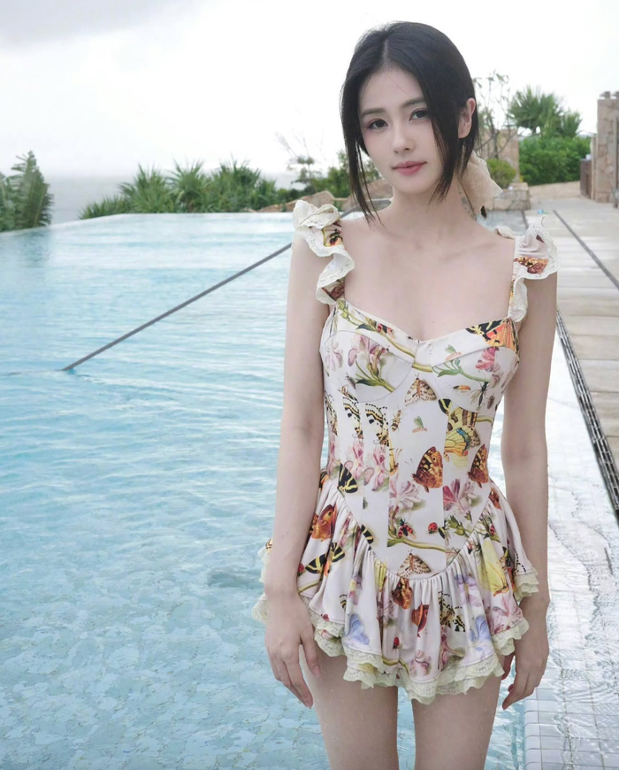 Bạch Lộc mặc đồ tắm một mảnh khéo khoe vóc dáng thon thả. Ảnh: Weibo