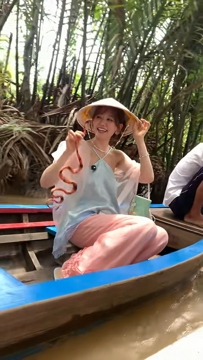 Khoảnh khắc Hari Won đội nón lá, cầm rắn... giả hút hơn nửa triệu lượt xem. (Ảnh chụp màn hình TikTok Nguyễn Thanh Đạt)