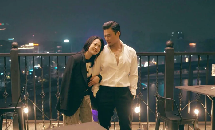 Việt Hoa và Duy Hưng trong Lửa Trắng gây chú ý khi cả hai dần chuyển từ mối quan hệ cộng sự sang nảy sinh tình cảm.