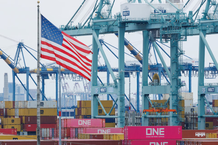 Các container vận chuyển từ Trung Quốc đang đậu tại Cảng Los Angeles ở San Pedro, California, Hoa Kỳ, ngày 5 tháng 11 năm 2025. (Ảnh: REUTERS/Mike Blake)&nbsp;