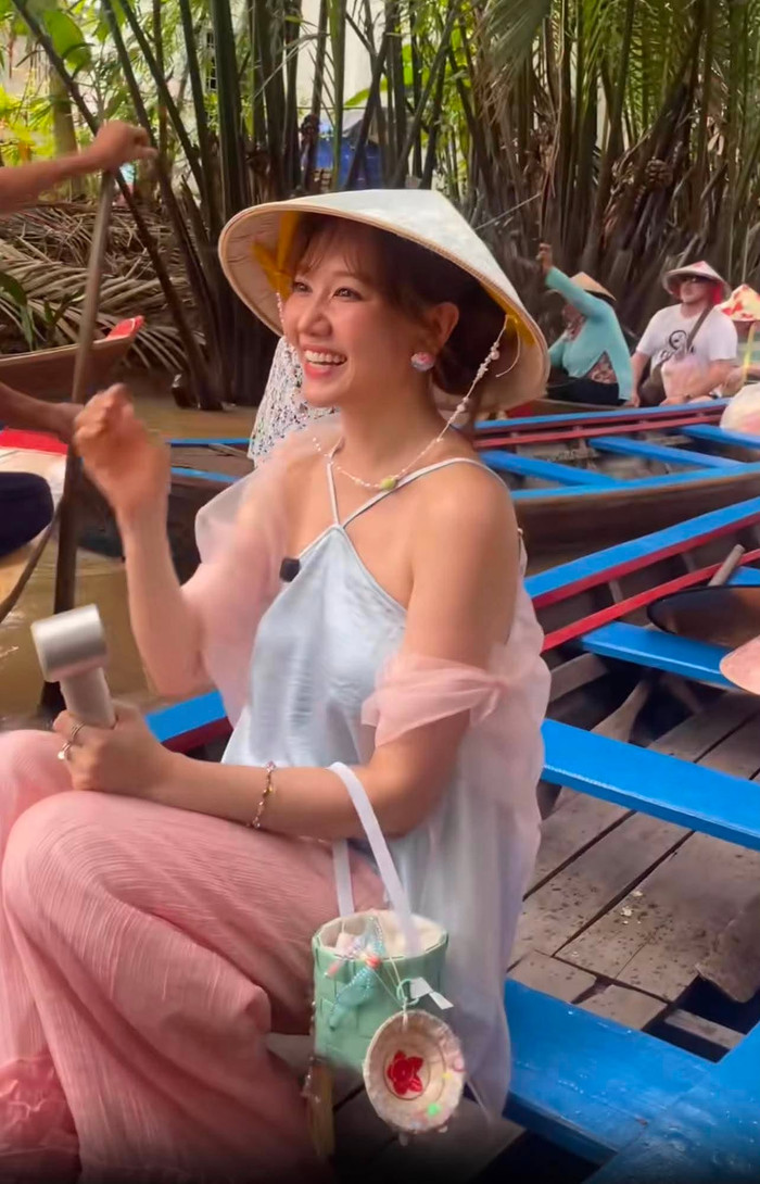 Hari Won rạng rỡ đi du lịch miền Tây. (Ảnh từ TikTok @scsangsc)
