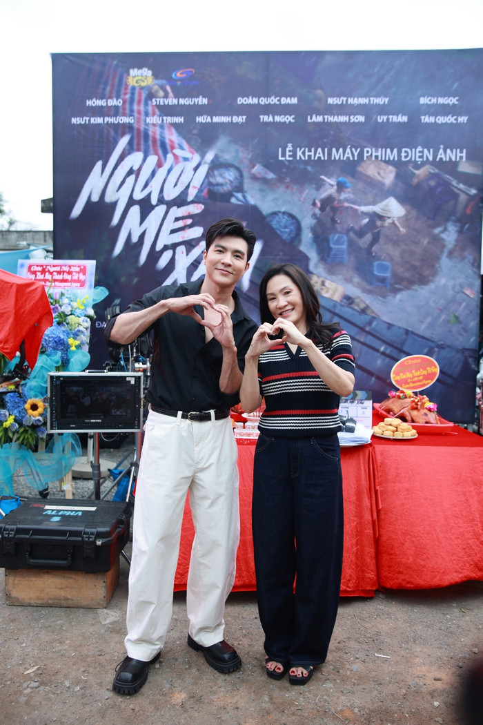 Steven Nguyễn khai máy dự án Người Mẹ Xấu, lần đầu đảm nhận vai con trai của nghệ sĩ Hồng Đào trên màn ảnh rộng. Ảnh: FBNV