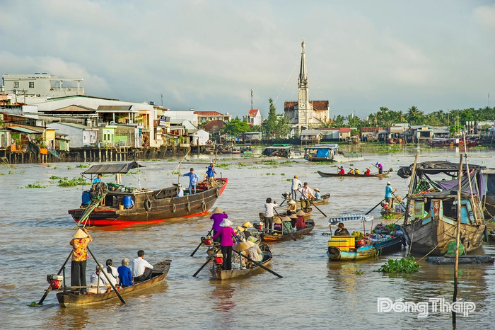Bức ảnh tái hiện không khí chợ nổi Cái Bè, một không gian giao thương độc đáo, nơi văn hóa sông nước được lưu giữ qua từng chuyến hàng và những chiếc ghe bán hàng trên sông. Nguồn ảnh: Võ Nguyên Phú/Báo Đồng Tháp