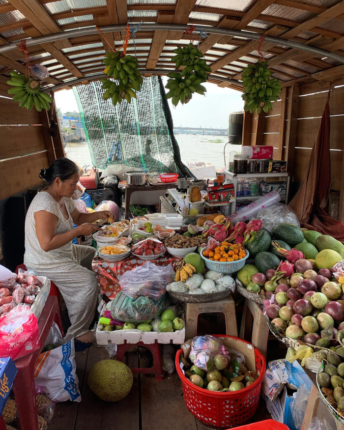 Bên trong một ghe hàng ở chợ nổi Cái Bè. Ảnh: Thám hiểm Mekong