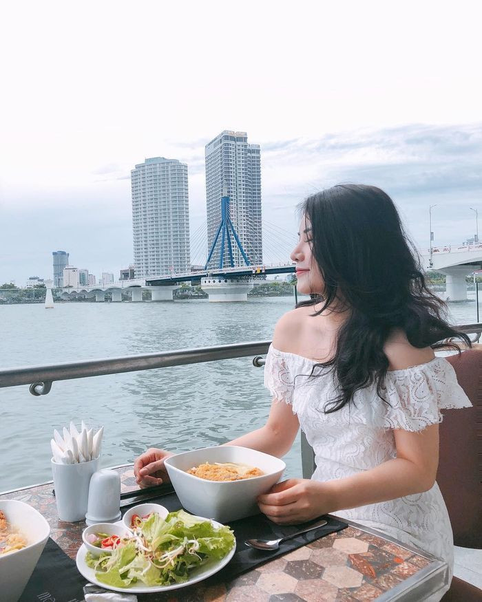 Du khách tận hưởng bữa sáng với cảnh đẹp mê ly ở Đà Nẵng. Ảnh: @trangusagi