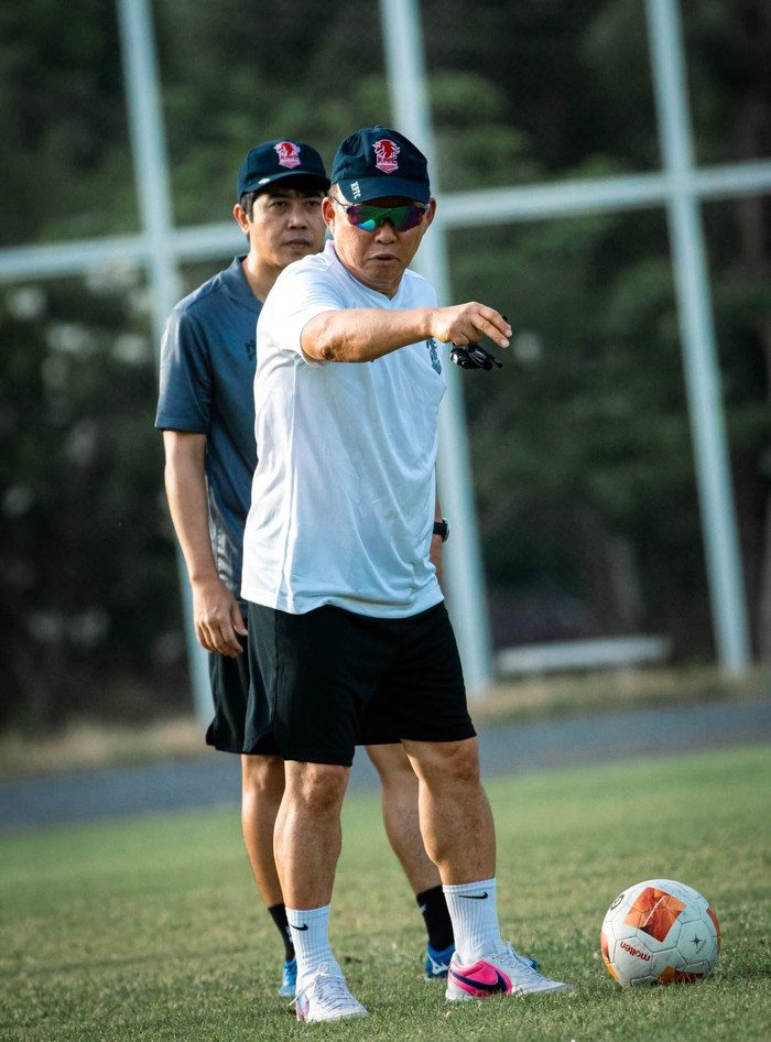 HLV Park Hang Seo đang dẫn dắt Kanchanaburi Power FC. Ảnh: Kanchanaburi Power FC